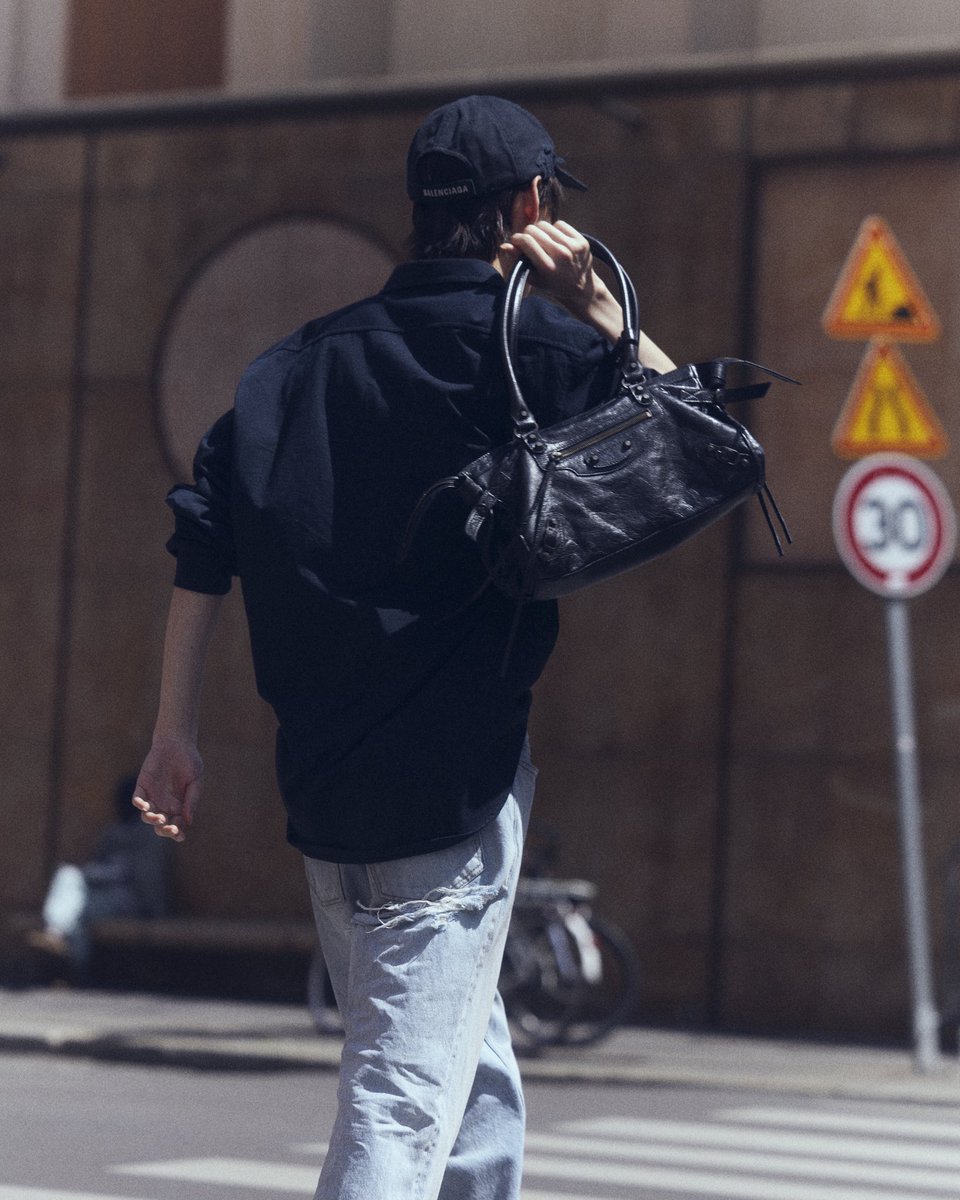 เท่ทุกโมเมนต์! ส่อง พีพี กฤษฏ์ <a href="/PPKrit_Ent/">PP Krit Entertainment</a> ขณะเดินเล่นกลางกรุงปารีสในลุค Balenciaga คอลเล็กชั่น Winter 2025 ที่แมตช์กับกระเป๋ารุ่น Le City East-West หลังร่วมโชว์กูตูร์ 

GBA PP KRIT BALENCIAGA

#ELLEThailand 
#Balenciaga54thCouturexPPKRIT #BalenciagaxPPKrit #Balenciaga #ppkritt