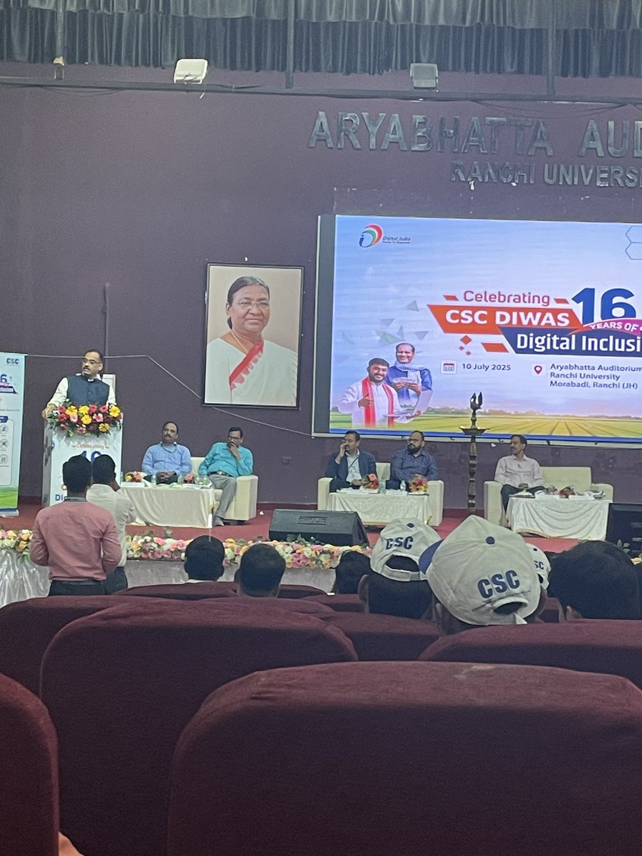 rupeshkumar796's tweet image. CSC Jharkhand organized the 16th CSC Diwas establishment day function at Aryabhatt Auditorium,  Ranchi University in the august presence of Sh. Pradeep Hazari,  Special Secretary,  GoJ and other dignitaries .