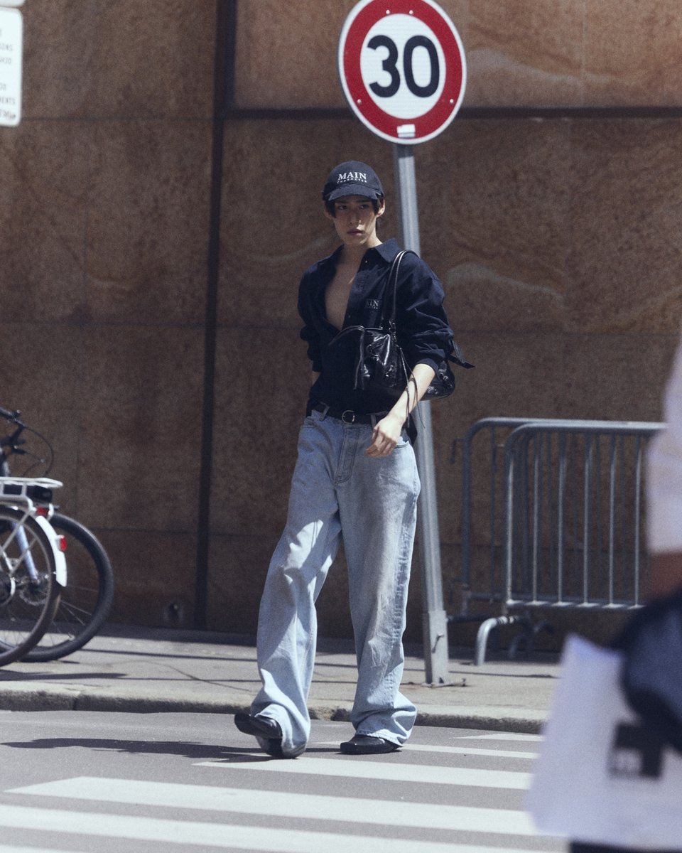 เริ่ดเกิน! ส่งภาพสตรีทสไตล์ของ Balenciaga Ambassador อย่าง #พีพีกฤษฏ์ ขณะเดินเล่นท่ามกลางถนนปารีสอันมีชีวิตชีวาพร้อมลุคจากคอลเล็กชั่น Winter 2025 ลุคที่ 25 แมตช์คู่กับกระเป๋ารุ่น Le City East-West อันโดดเด่น  💚

GBA PP KRIT BALENCIAGA
#Balenciaga54thCouturexPPKRIT