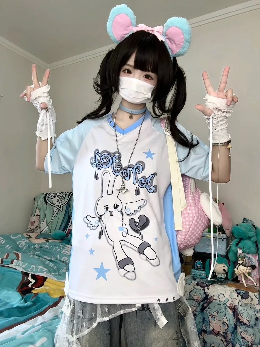honeywardrobe07's tweet image. &lt;New In&gt;
Loose V-neck design with lightweight breathable fabric—Angel Bunny keeps you fresh all summer ☁️🐰💨.
Price: $21.99
Available Sizes: M, L
Purchase at: honeywardrobe.com/collections/20…
#HoneyWardrobe #AngelBunny #LooseFit #TenshiKaiwai #SummerTshirt #CutePrint