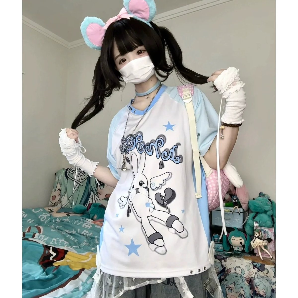 honeywardrobe07's tweet image. &lt;New In&gt;
Loose V-neck design with lightweight breathable fabric—Angel Bunny keeps you fresh all summer ☁️🐰💨.
Price: $21.99
Available Sizes: M, L
Purchase at: honeywardrobe.com/collections/20…
#HoneyWardrobe #AngelBunny #LooseFit #TenshiKaiwai #SummerTshirt #CutePrint