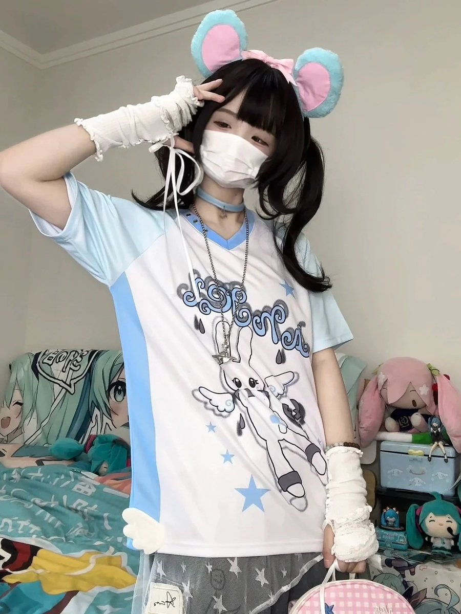 honeywardrobe07's tweet image. &lt;New In&gt;
Loose V-neck design with lightweight breathable fabric—Angel Bunny keeps you fresh all summer ☁️🐰💨.
Price: $21.99
Available Sizes: M, L
Purchase at: honeywardrobe.com/collections/20…
#HoneyWardrobe #AngelBunny #LooseFit #TenshiKaiwai #SummerTshirt #CutePrint