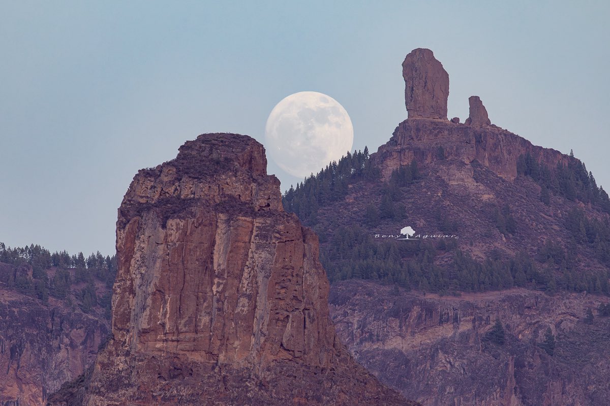 La Luna Llena del mes de Julio entre el Roque Bentayga y el Roque Nublo.

#grancanaria #tejeda #roquebentayga #RoqueNublo #cielosESA