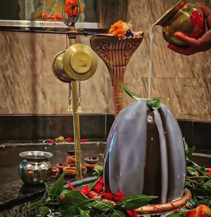 हमारे शिव के सावन की शुरुआत हो चुकी है,
आज हर हर महादेव का जयकारा होना चाहिए..❤️🚩