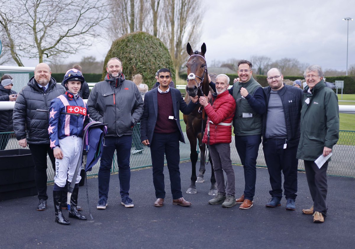 HickyParmarRace's tweet image. FOXLIGHT 🦊 💡
The first winner in the #HickyParmarRacing silks. Winning 2/3 starts for us. ❤️
Best of luck to new connections with him, and we can’t wait to follow his future 🇮🇹
Stay safe boy! 🍀