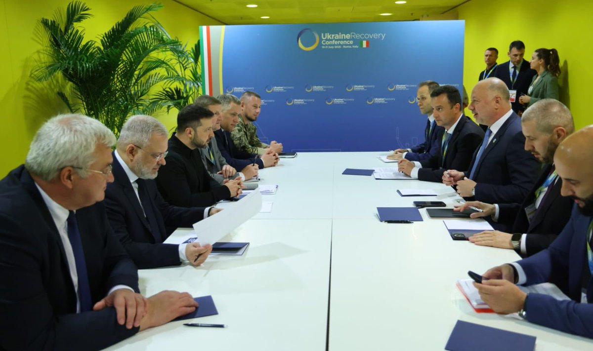 R_JeliazkovPM's tweet image. Important talks with President @ZelenskyyUa in Rome. Bulgaria’s unwavering support for Ukraine will continue—not only during the war, but throughout its post-war recovery. Rebuilding Ukraine is key to peace and prosperity in our region and Europe. #URC2025