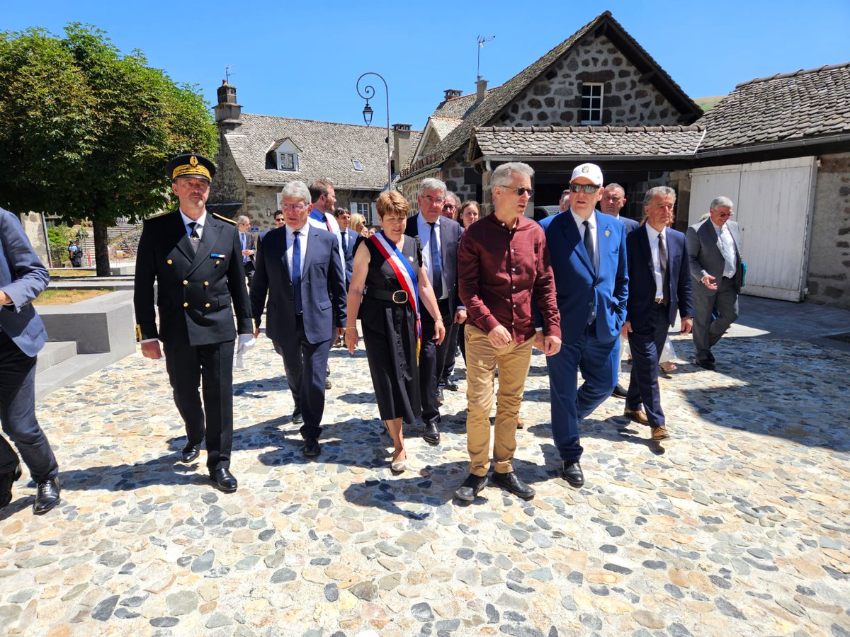 👉Dans le cadre de la visite de la famille princière de Monaco, en présence de nombreuses personnalités, des parlementaires et élus locaux, à l'invitation d'Annie Delrieu, maire de Vic-sur-Cère, Philippe Loos, préfet du Cantal, a eu le plaisir d’accueillir le Prince Albert II, la