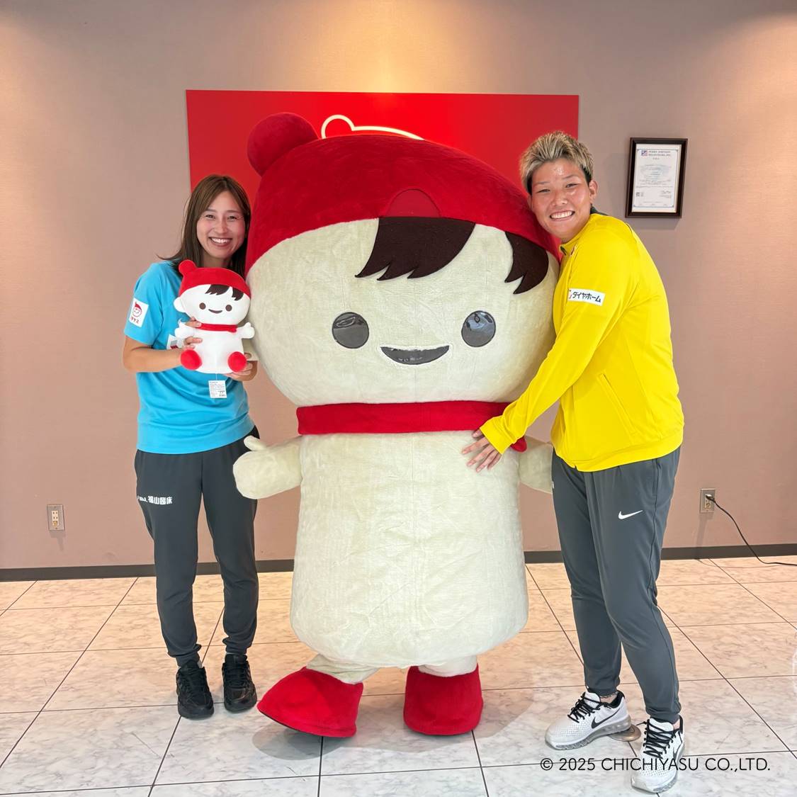 chibochichiyasu's tweet image. カイシャにサンフレッチェ広島レジーナのせんしゅがきてくれたよ✨
左山 桃子キャプテン、木稲 瑠那副キャプテン　きてくれてありがとう😊

8月17日にWEリーグホーム開幕戦があるんだって！
サンフレッチェ広島レジーナ、がんばれ⚽
ぼくもぜんりょくでおうえんしているよ📣