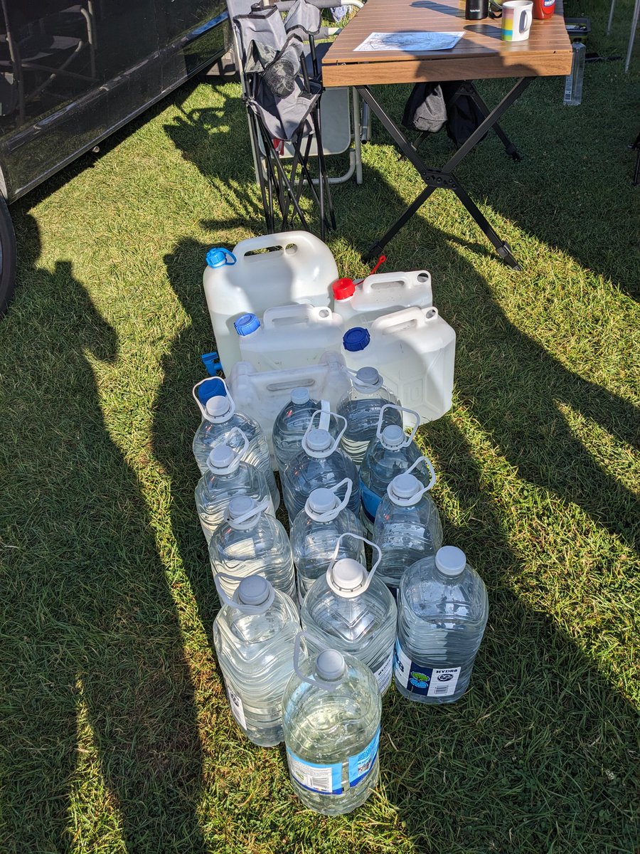 The temperature is already rising. The route has been further shortened and  125l of water is going on to the hills.