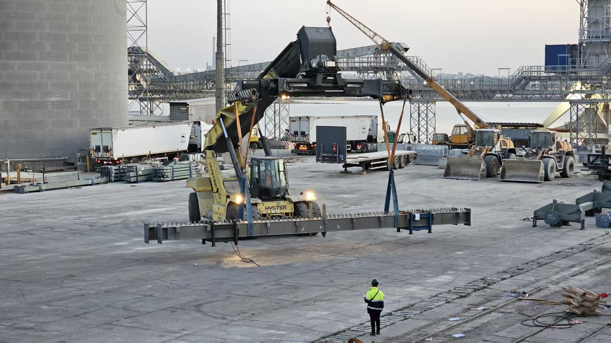 The Serbia National Stadium project is an end-to-end China-Serbia logistics service combining sea and land transport.
 
We has completed delivery of the project’s first cargo batch via the Port of Constanța, with final transport by barge and truck to Belgrade.