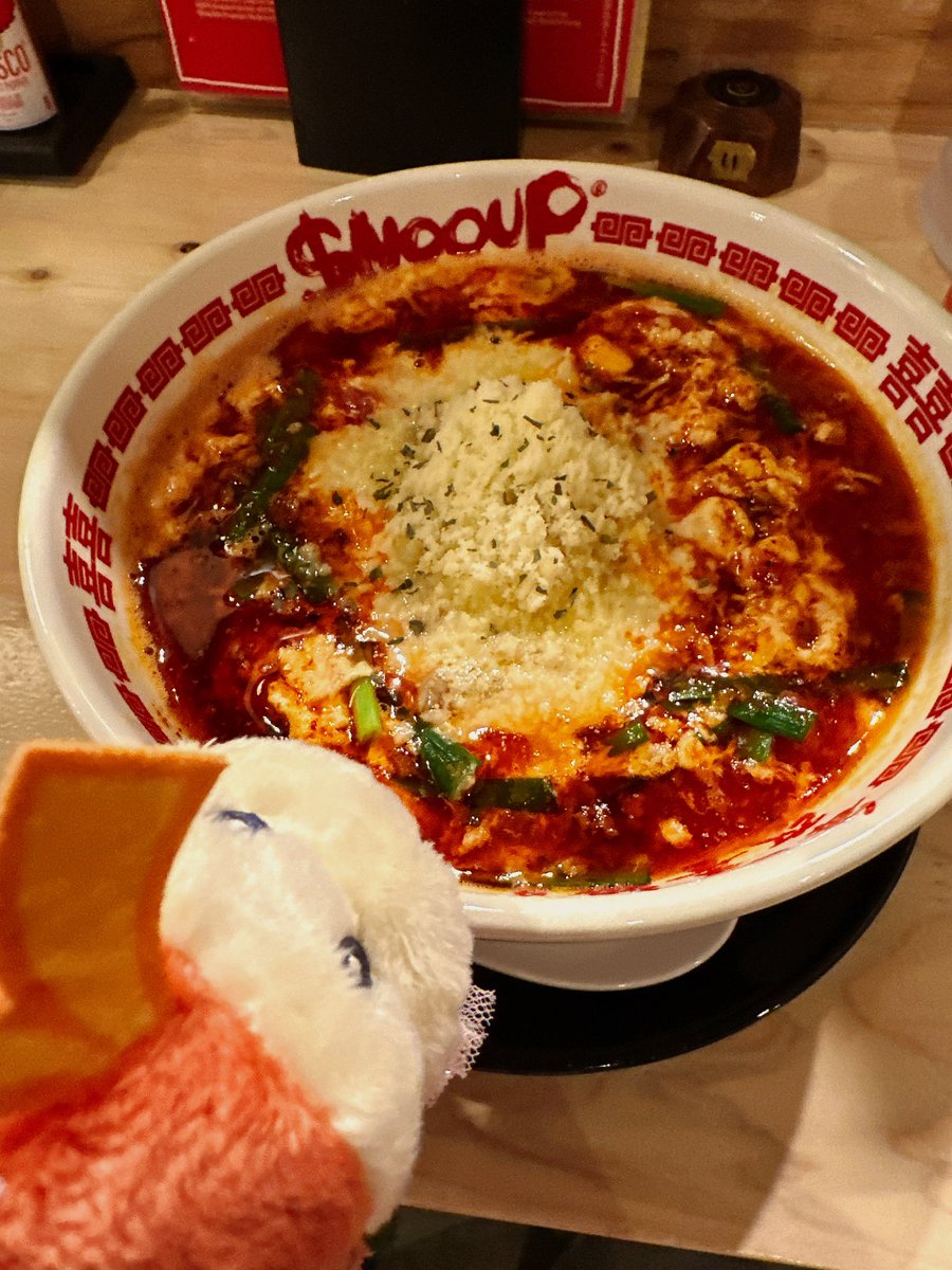 この前のお出かけの時、結局お昼食べずでバッグから出してあげれなかったから、今日こそはって一緒にラーメン食べました😋🍅🍜

ホゲ「中辛ほげ？僕はもっと辛くてもいいほげよ〜🔥」