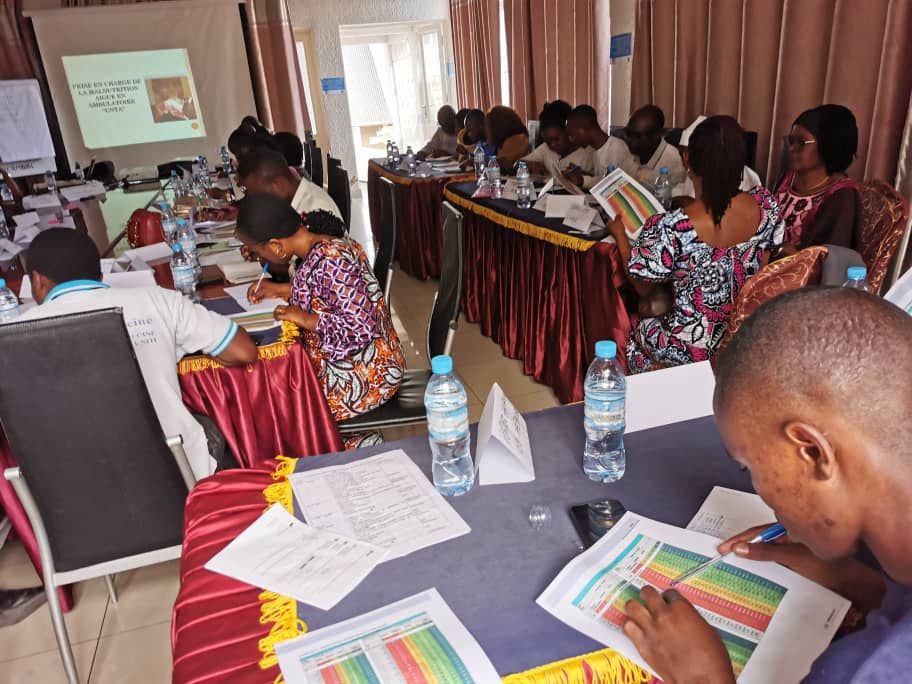 avsi_drcongo's tweet image. Comment lutter contre la malnutrition infantile ?
À #Goma, 50 prestataires de soins formés pour mieux détecter, traiter et prévenir la malnutrition. Une initiative de @FondazioneAVSI avec le soutien de la Conférence Épiscopale Italienne.
#Nutrition #SantéPourTous #PCIMA #RDC