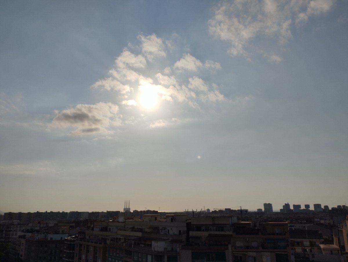 Pocs núvols de moment, tot i que ja insinuen un cap de setmana entretingut 🌤️🌞
Mínima de 22.8°C a #SantAndreu
Ar aja estem a 27°C amb 75%hr, sensació de txafogor 🥵🥵