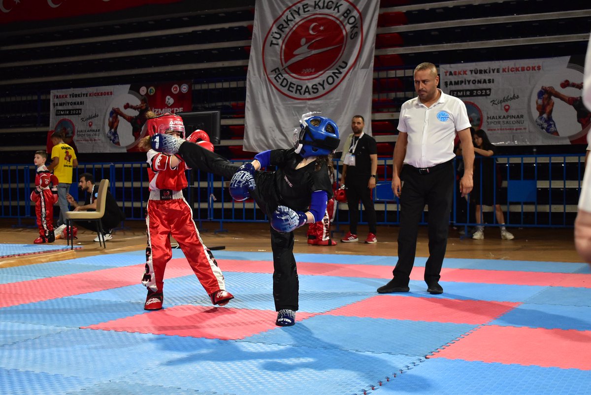 TASKK Türkiye Kick Boks Şampiyonası Alt Minik, Minik ve Yıldızlar Tatami müsabakalarıyla devam ediyor.