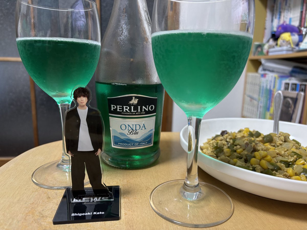 h0bbitx3's tweet photo. Happy birthday Shige!!!💚🎂🥂 #加藤シゲアキ誕生祭 (the cakes were a surprise bought by my husband😂😂) https://t.co/m3di1qdR38