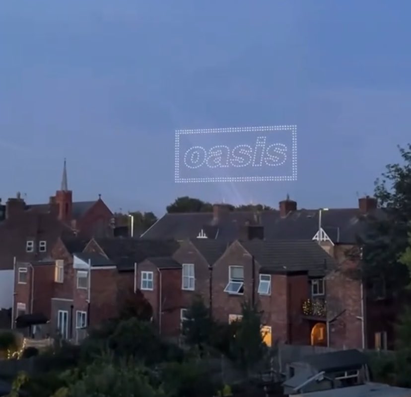 Pogopedia's tweet image. 👥️ La OASISeñal ya apareció en Manchester.
🎸 Después de su vuelta en Gales, la banda empieza su serie de 5 shows en Heaton Park. Liam y Noel Gallagher vuelven a tocar juntos en su casa.