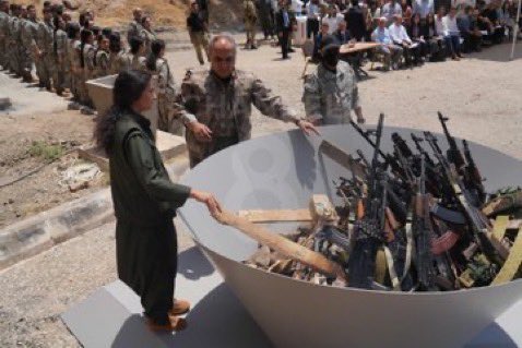 Tiyatronun birinci sahnesinde resimler.
11.07.25