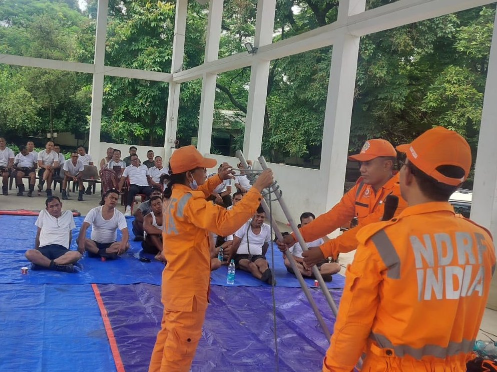 12bnndrf's tweet image. #DisasterPreparedness 
"Safety does not come with luck. It has to be prepared,"
#CapacityBuildingProgram at 2nd MR campus Imphal by @12bnndrf  Itanagar. 
@NDRFHQ 
@press85562