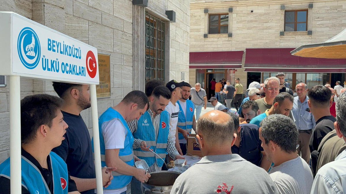 Beylikdüzü Ülkü Ocaklarımız, cuma namazı sonrası aşure ikramında bulundu.