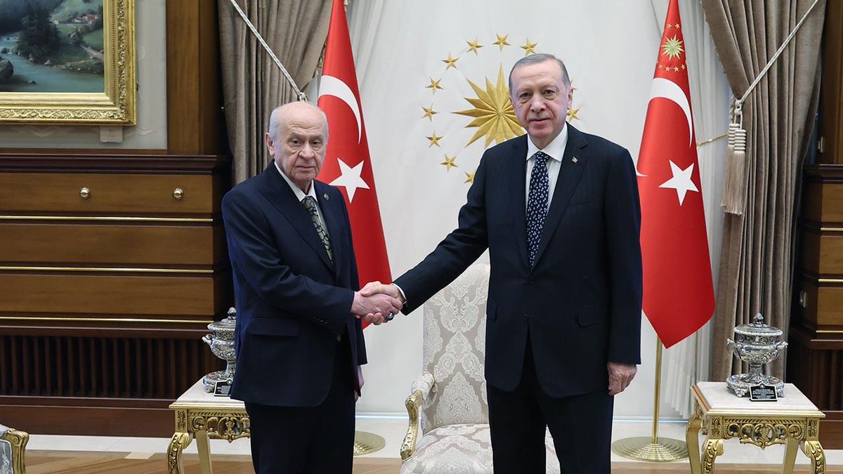 Bir devri kapatan iki büyük devlet adamını tarih altın harflerle yazacak.
<a href="/rterdogan/">Recep Tayyip Erdoğan</a>
<a href="/dbdevletbahceli/">Devlet Bahçeli</a>