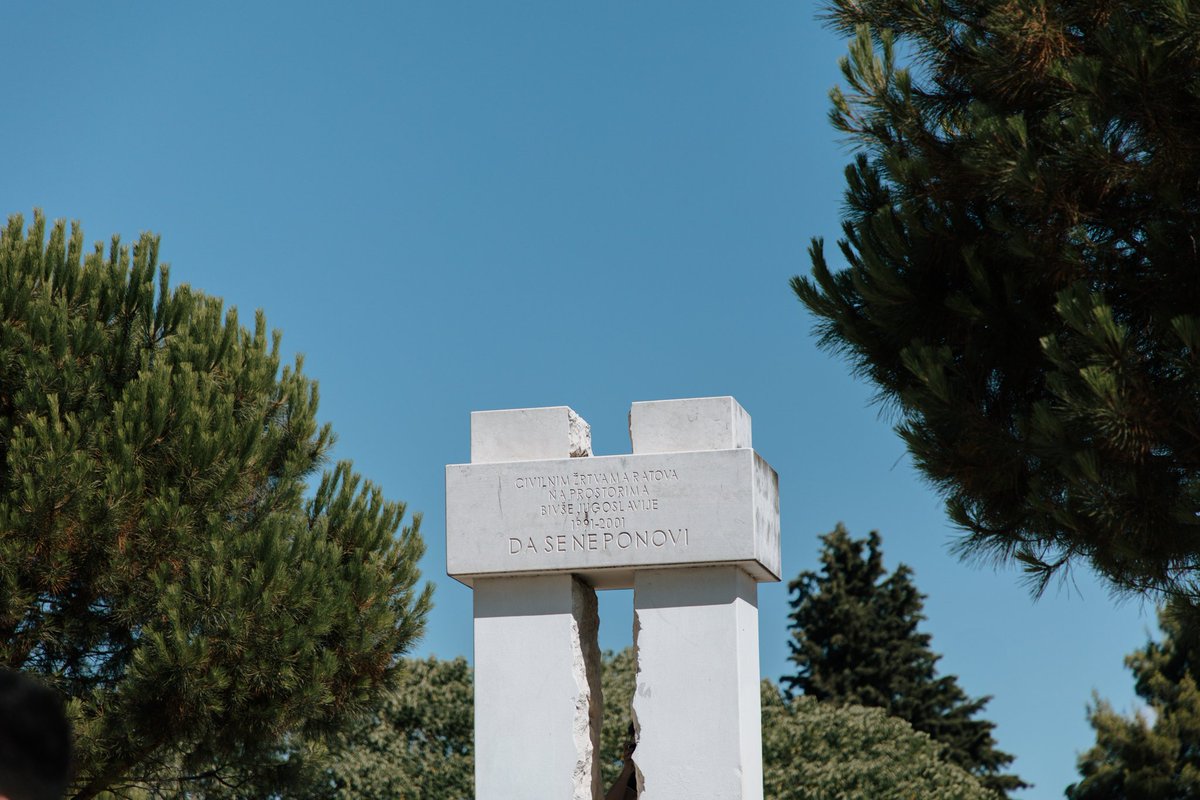 Trideseti po redu 11. jul ispunjen tugom, bolom i gorčinom. U uspomenu na 8372 mučki i kukavički ugašenih života tokom genocida u Srebrenici položili smo u Podgorici cvijeće na Spomenik civilnim žrtvama ratova na prostorima bivše Jugoslavije.