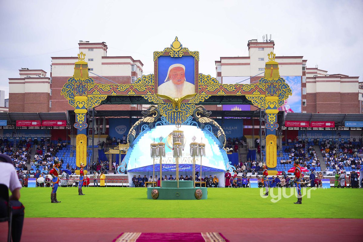 Наадмаар аав ээжээ их санадаг хөтлөлцөөд стадион орж хуушуур идээд Яармаг орж морь хардаг байж. Тэр үед стадионоос Яармаг руу ачааны машинд суудал засчихсан хүргэж өгдөг байв. Одоо бодоход бид их ядуу байжээ ардчилал гарч нийгэм өөрчлөгдөж бид их сайхан нааддаг болжээ.😄