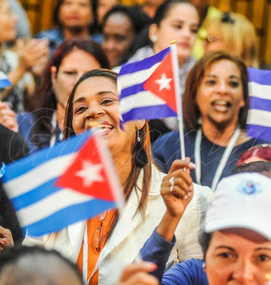 Somos felices aquí 🇨🇺❤️
Queremos Revolución, Patria y Socialismo... Así que👇

#CubaEstáFirme 👌💪🤝
Desde #CienfuegosXMásVictorias rechazamos cualquier acción contra la estabilidad y tranquilidad de nuestro pueblo.