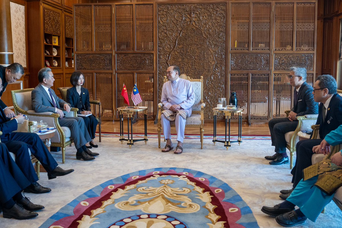 Kerjasama Malaysia-China terus berkembang pesat! 🇲🇾🤝🇨🇳 

Hari ini, TYT Wang Yi, Menteri Luar Negeri Republik Rakyat China, mengadakan kunjung hormat kepada YAB Perdana Menteri, di mana kita membincangkan lagi pengukuhan kerjasama dua hala ini. China kekal rakan dagang terbesar