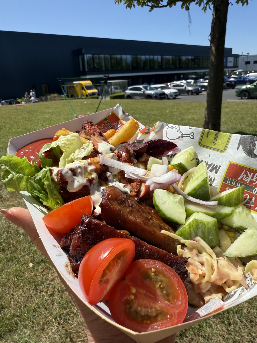 A fantastic day at the Reynaers office! 

It was our annual BBQ, with burgers, picky bits and games on the agenda 🍔

Thank you to our amazing team for coming together and making this possible, we truly are #Togetherforbetter. 

Read more here: brnw.ch/21wU4ms