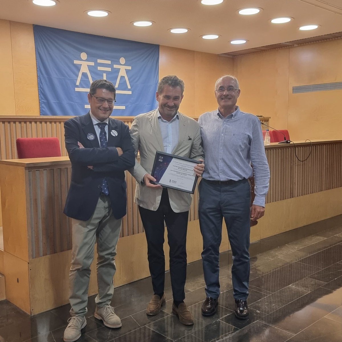 <a href="/Mijavimargar/">Javier Martín García</a> Continuamos los actos por el Día de la #JusticiaGratuita con la entrega de diploma a la Comisión del Turno de Oficio por la labor que desarrollan y en reconocimiento a su 25 aniversario. Nuestro compañero Jesús Lozano ha recogido el diploma en representación de todos ellos.