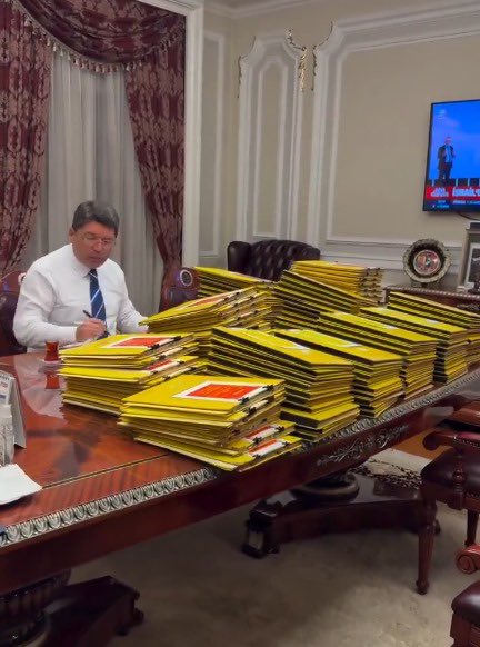 Dün anjiyosu yapılan Beylikdüzü Belediye Başkanımız Mehmet Murat Çalık, yoğun bakımdan cezaevine sevk edildi.

O, ailesini ve sevenlerini üzmemek için halsizliğine rağmen yoğun bakımdan yürüyerek çıkmayı isterken, sanki kaçacakmış gibi hala ellerine kelepçe vuruyorlar!

Ey Adalet