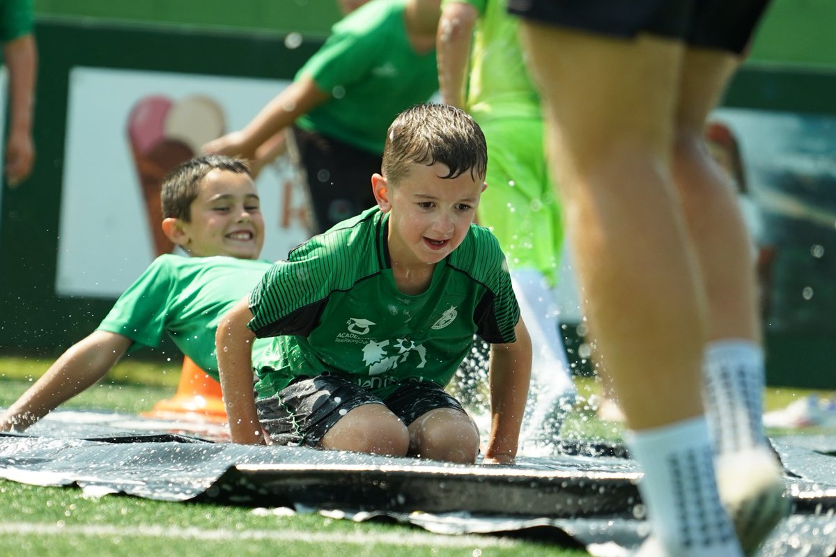 ¡𝐎𝐂𝐇𝐄𝐍𝐓𝐀! Niños y niñas han participado en la segunda semana de  #𝐂𝐚𝐦𝐩𝐮𝐬𝐕𝐢𝐦𝐞𝐧𝐨𝐫𝟐𝟎𝟐𝟓🌞 

Y POR SUPUESTO han terminado pasados por agua 🤽‍♂️