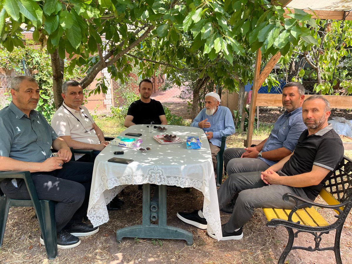 İlçe Başkanımız Nurettin Okudan teşkilat mensupları ile birlikte Hac vazifeleri yerine getiren   
İbrahim Alkan ve Mehmet Gençali’yi hanelerinde ziyaret etti.

Rabbim yapmış oldukları ibadetleri kabul eylesin inşallah…