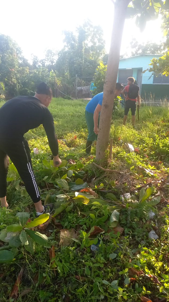 DilkyPonce's tweet photo. Trabajadores del Comercio en #MiSantaClara realizando limpieza de paso peatonal del río Cubanicay.
#VillaClaraConTodos https://t.co/V8nt7gFedM
