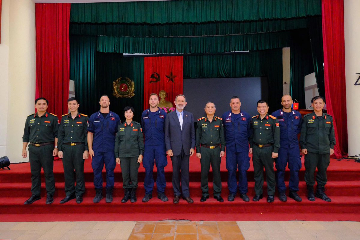 _CoESPU_'s tweet image. In #Hanoi, #VietNam, a 🇮🇹 @_Carabinieri_ #CoESPU’s team has successfully finalized the Pre-Deployment #Training of a 🇺🇳 @UNPOL-style #FormedPoliceUnit of 🇻🇳 Police, under 🇺🇸 @StateDept / #GPOI’s auspices.
#StabilityPolicing4Peace #StrongerTogether #BrothersInArms