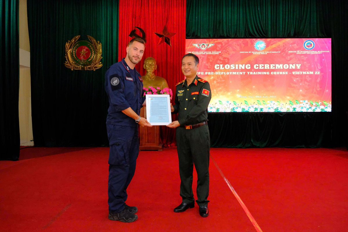 _CoESPU_'s tweet image. In #Hanoi, #VietNam, a 🇮🇹 @_Carabinieri_ #CoESPU’s team has successfully finalized the Pre-Deployment #Training of a 🇺🇳 @UNPOL-style #FormedPoliceUnit of 🇻🇳 Police, under 🇺🇸 @StateDept / #GPOI’s auspices.
#StabilityPolicing4Peace #StrongerTogether #BrothersInArms