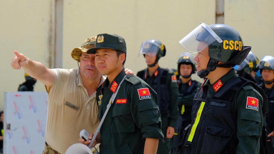 _CoESPU_'s tweet image. In #Hanoi, #VietNam, a 🇮🇹 @_Carabinieri_ #CoESPU’s team has successfully finalized the Pre-Deployment #Training of a 🇺🇳 @UNPOL-style #FormedPoliceUnit of 🇻🇳 Police, under 🇺🇸 @StateDept / #GPOI’s auspices.
#StabilityPolicing4Peace #StrongerTogether #BrothersInArms