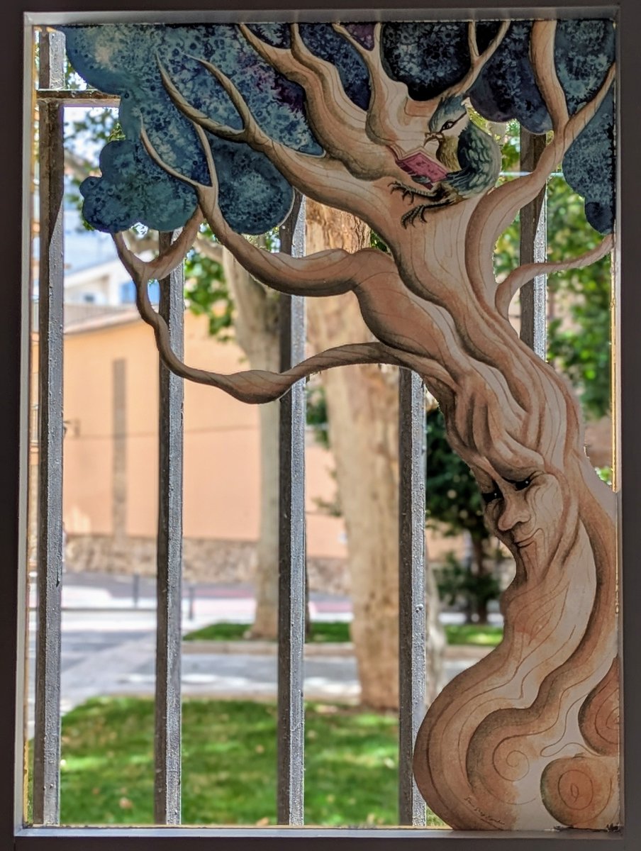 Completamos la decoración de la sala infantil de la #biblioteca con nuevos y preciosos trabajos de <a href="/sonia_ilustra/">Sonia Sanz Escudero</a>, alojados en nuestras ventanas. Si aún no habéis conocido la fantasía hecha ilustración que decora las paredes de esta sala estáis tardando en venir a disfrutarla.