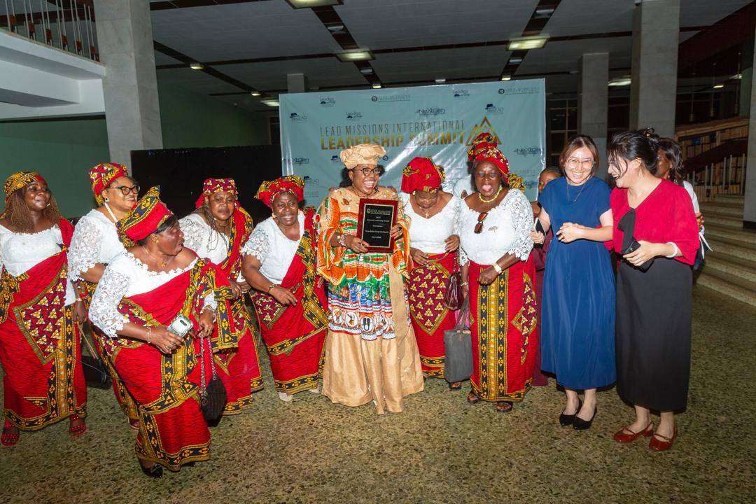 whatthewomensay's tweet photo. 2️⃣ Yaoundé, #Cameroon: @Reachoutreo, @reachoutdev1, received the National Leadership Award from Lead Missions International in recognition of her work advancing social responsibility, #peace, &amp; inclusive #development across Cameroon. 🏆👏 https://t.co/XjeInRuSqq