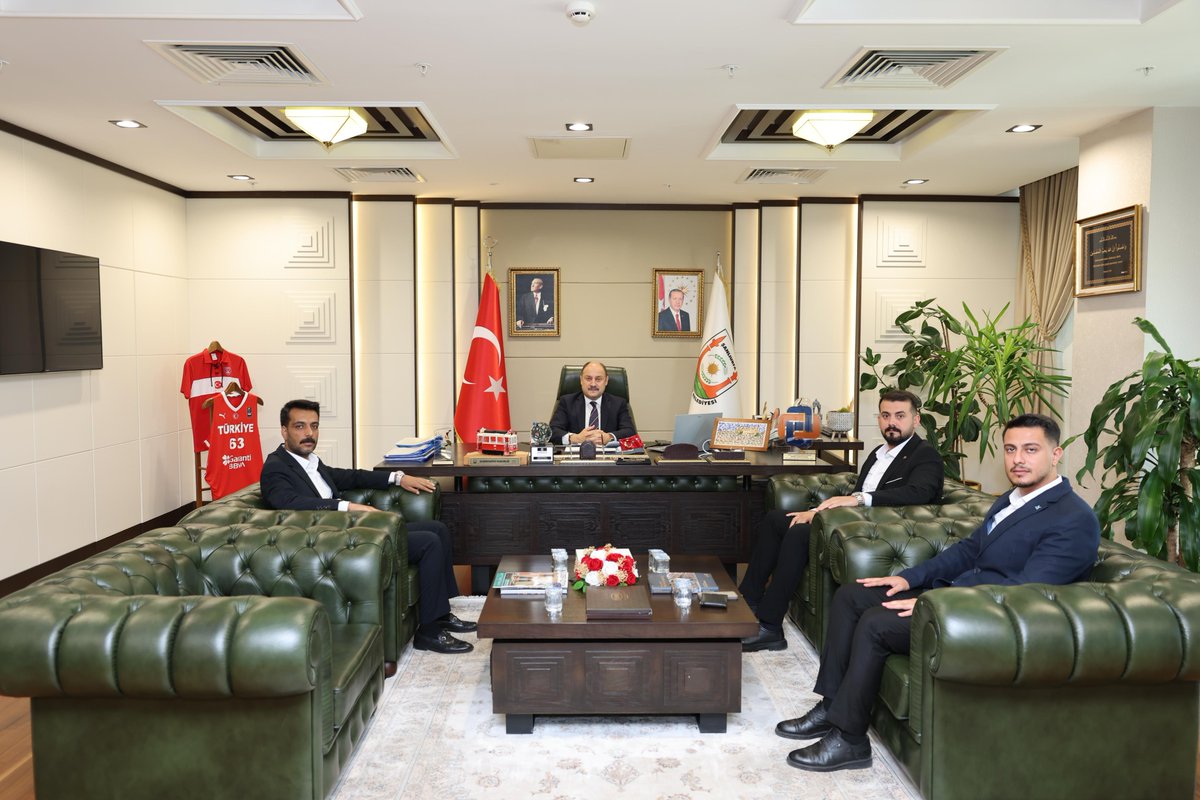 TÜGVA Şanlıurfa İl Temsilcisi Abdurazzak Aslanlı ve beraberindeki heyet, Şanlıurfa Büyükşehir Belediye Başkanımız Mehmet Kasım Gülpınar'ı ziyaret ettiler.

Nazik ziyaretlerinden dolayı kendilerine teşekkür ederiz.