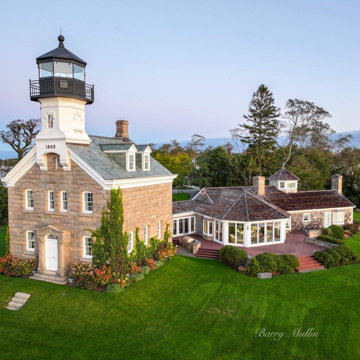 Lighthouses_NE's tweet image. Morgan Point Lighthouse during sunrise in Noank, Connecticut, USA.