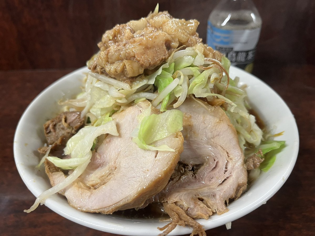 yasai2626's tweet image. ラーメン二郎 めじろ台店
小ラーメン
今日はコンディションよかったため小ラーメン!ほんまにめじろ台全部うまい!
しかし僕に小は多かった…。次は初心にかえってミニラーメンにしよう…。
テキーラまだあるとのこと。
美味しかったです。ありがとうございました。