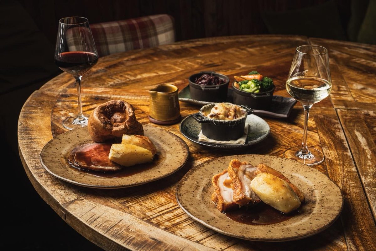 WeAcceptPets's tweet image. 🌿 A True Taste of Devon at Pyne Arms 🐾🍴

Set in the idyllic hamlet of East Down, Pyne Arms offers an unforgettable escape in the heart of North Devon’s rolling hills, right on the edge of Exmoor National Park.

Accepts 🐶
weacceptpets.co.uk/Devon/7816

#NorthDevon #Pets @pynearms