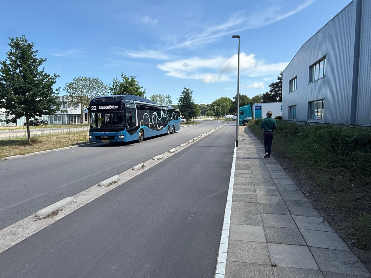 Een deel van bedrijventerrein De Vaart is circulair en klimaatbestendig opgeknapt. Hierdoor zijn de wegen, en voet- en fietspaden weer goed begaanbaar en klaar voor de toekomst. Meer info: alme.re/4eGBn6l