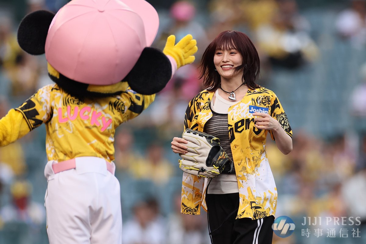 プロ野球・阪神-ヤクルト戦の試合前、ファーストピッチセレモニーに