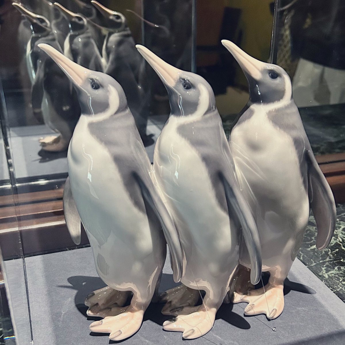 puncheno's tweet image. ロイヤルコペンハーゲンのペンギンちゃん🐧とラリックのインコちゃん🦜
#東京都庭園美術館