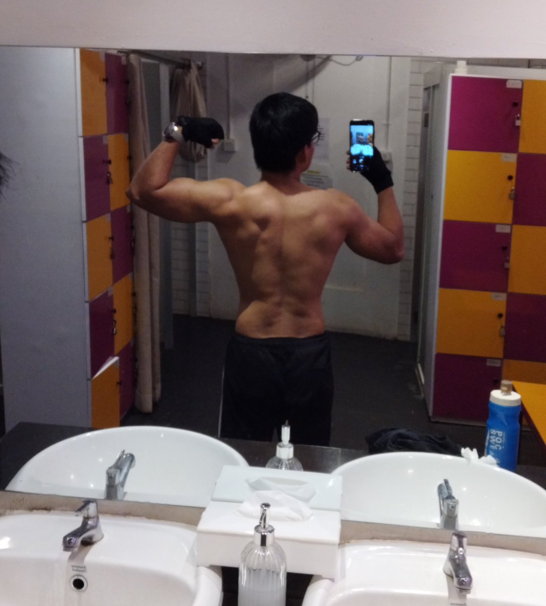 Pumping the shoulder biar ga gampang pegel pas nahan 2 kaki kamu.