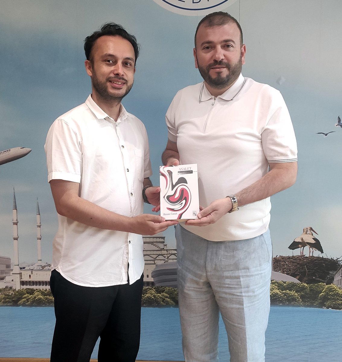 Arnavutköy Belediye Başkanımız Mustafa Candaroğlu Bey'i ziyaret ettik. Bu vesile ile kendisine ilk romanım Asalet'i imzalayarak takdim ettim. <a href="/mcandaroglutr/">Mustafa Candaroğlu</a> <a href="/ArnavutkoyBel/">Arnavutköy Belediyesi🇹🇷</a> <a href="/arnavutkoyKS/">Arnavutköy Kültür Sanat</a>