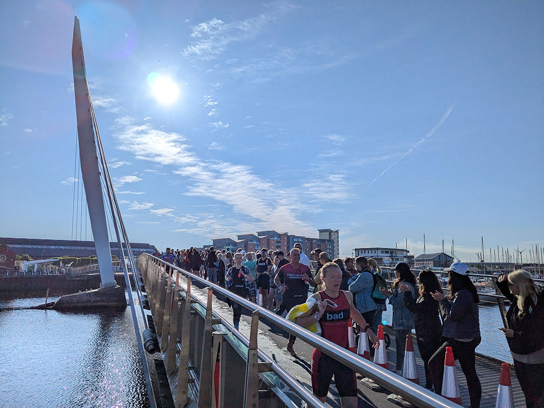 Os ydych chi'n teithio i Abertawe neu Benrhyn Gŵyr ddydd Sul, sylwer, bydd trefniadau cau ffyrdd dros dro ar waith ar gyfer digwyddiad IRONMAN 70.3. Gallwch weld yr holl fanylion a'r mapiau yma: loom.ly/g1pVw0s