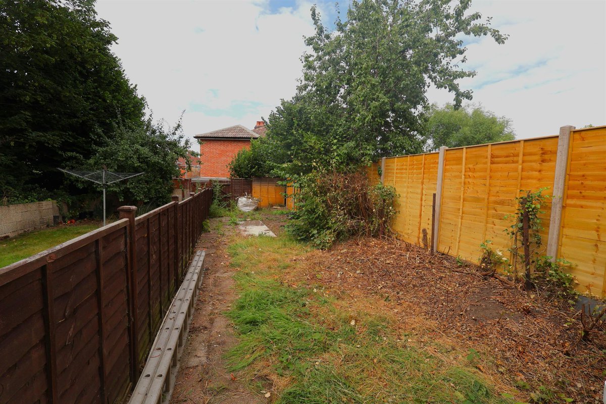 This terraced #house is located in  one of the smaller roads in #Shirley #Southampton and is sought after being within walking distance  Shirley's amenities.

Info- fieldpalmer.com/properties/lem…

Call Field Palmer Shirley 023 8078 0787